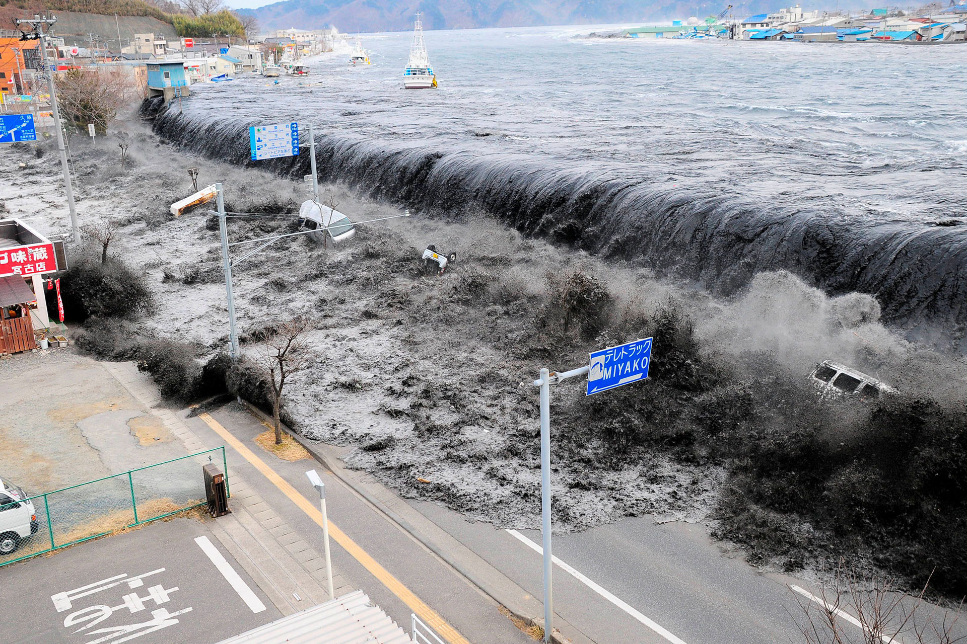 Chiêm bao thấy sóng thần nguy hiểm là điềm báo gì?